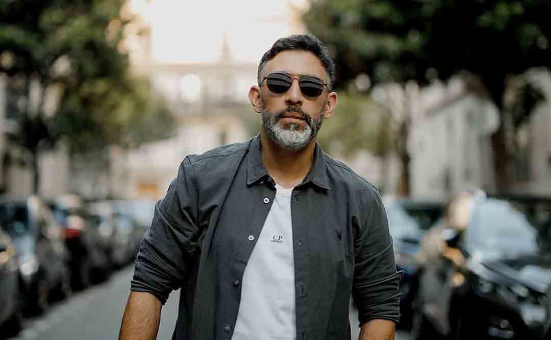 قصّة حياة عمرو مصطفى بصوت محمّد منير… إقرأوا التّفاصيل