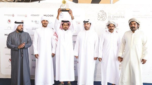 تتويج الفائزين في أشواط الحقايق التلاد بمهرجان الظفرة الختامي