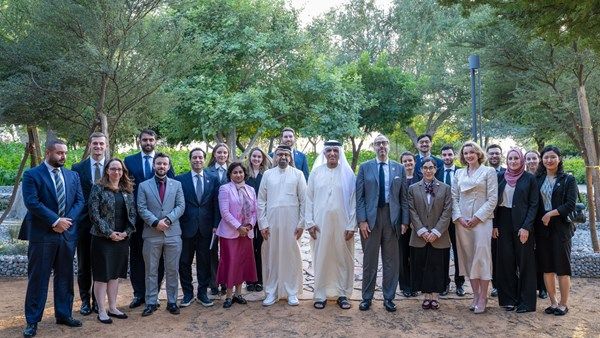 سعود بن صقر يستقبل وفداً من كلية كينيدي بجامعة هارفارد الأميركية