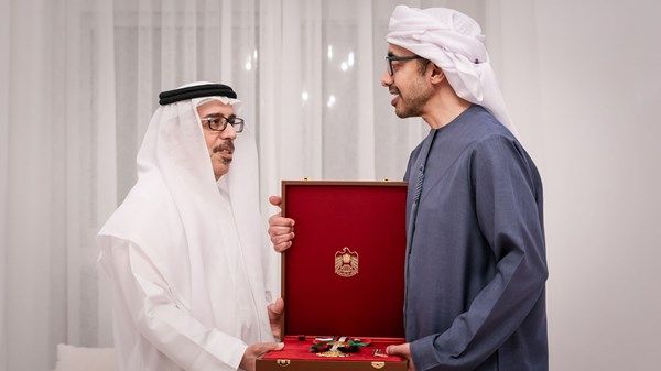 رئيس الدولة يمنح محمد سلطان السويدي وسام زايد الثاني من الطبقة الأولى