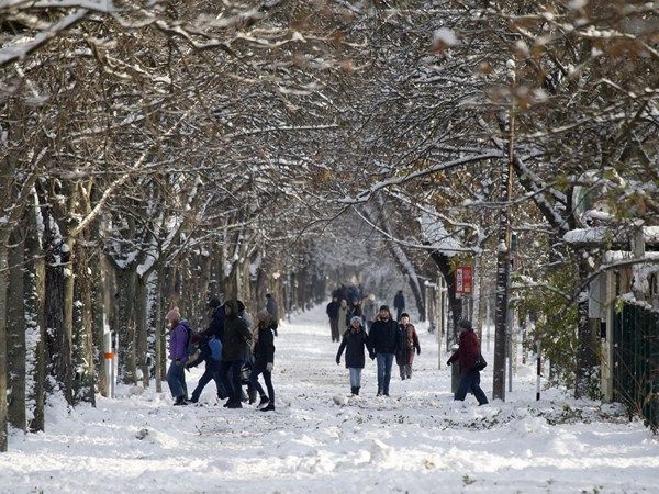 الثلوج وانخفاض الحرارة تعطلان الحياة اليومية في عدة دول بأوروبا