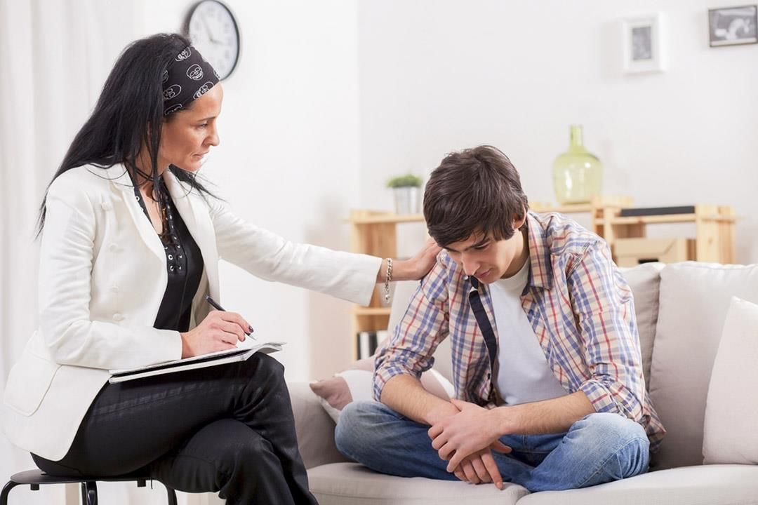 شاهد بالفيديو.. سيدة سودانية تشكو: (اكتشفت أن زوجة أخي تقيم علاقة محرمة مع إبني المراهق وترسل له صور فاضحة لها وبسبب خطورة الأمر تعرضت لأمراض تصلب الشرايين والضغط) ماذا أفعل؟؟