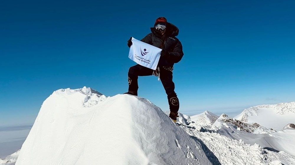 فاطمة العوضي أصغر وأول عربية تصل إلى أعلى قمة في القارة القطبية الجنوبية