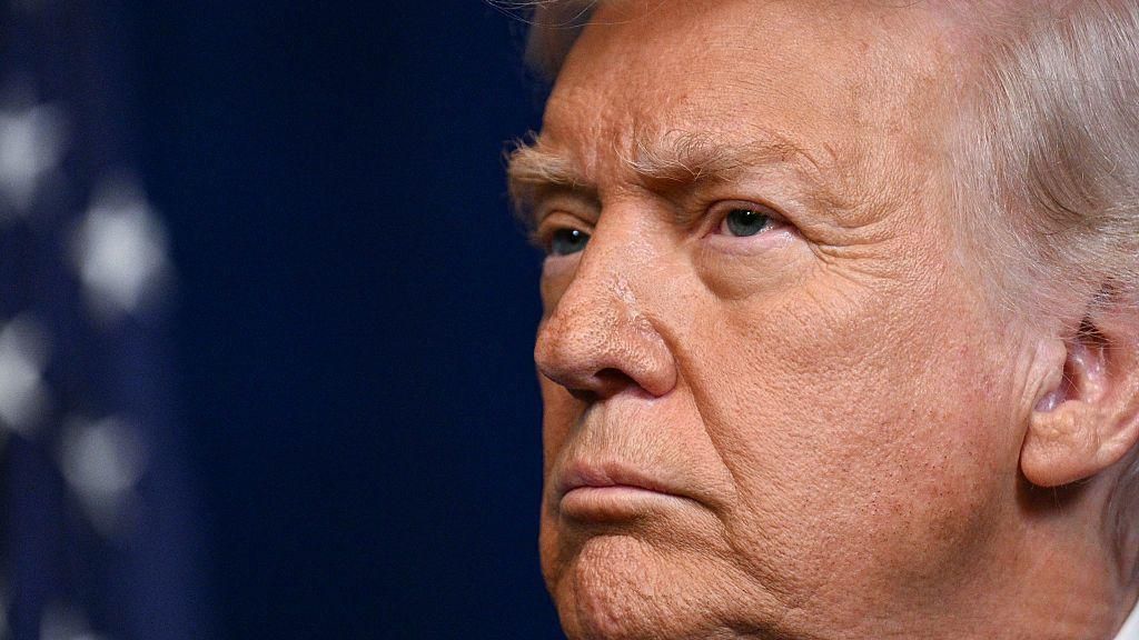 التايمز: يمكنك إسقاط رأس نظام ديكتاتوري لكنك لن تتنبأ بما سيحدث بعد ذلك