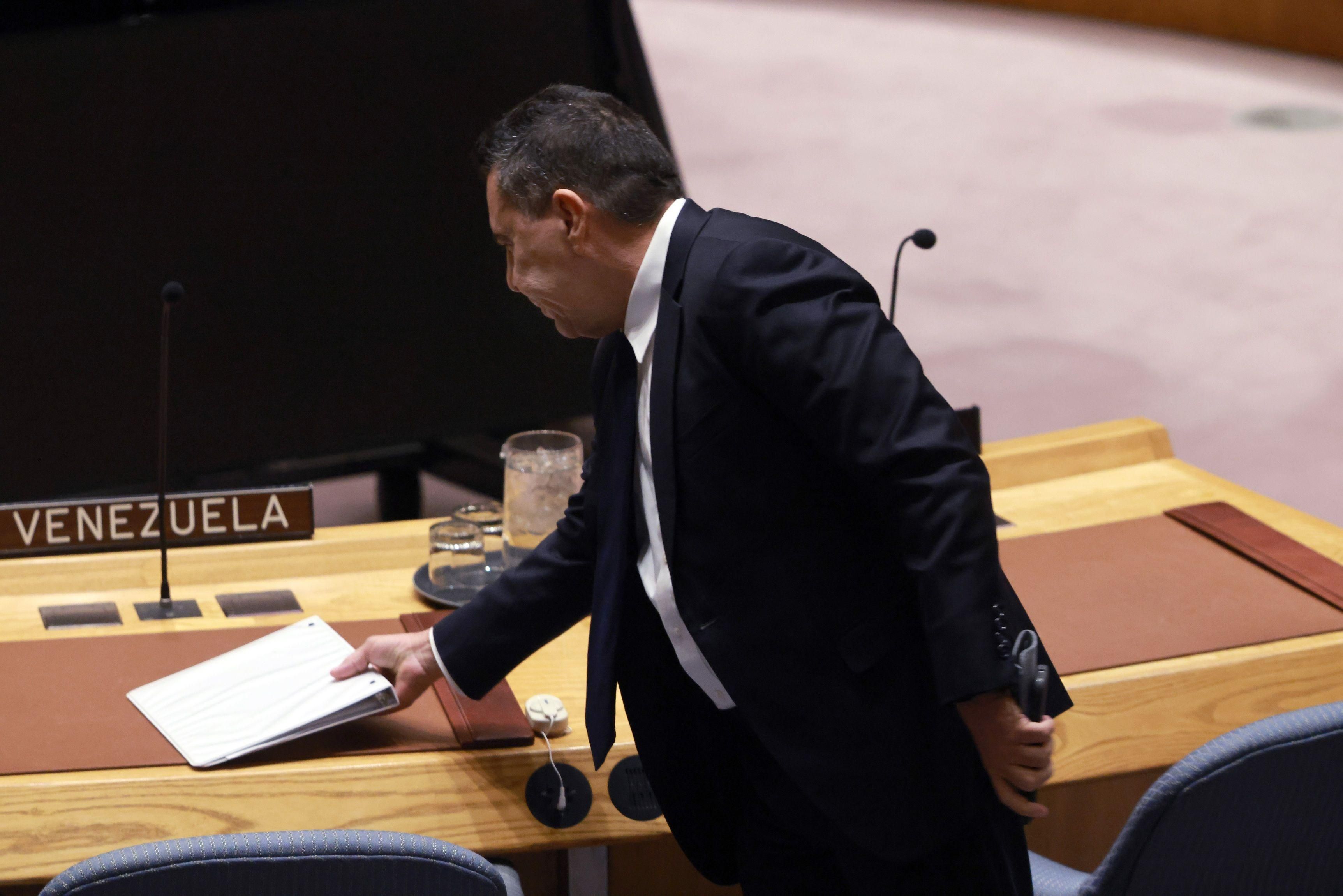 ديلسي رودريغيز تؤدي القسم رئيسة مؤقتة لفنزويلا، ومادورو يقول إنه "بريء" و"أسير حرب"