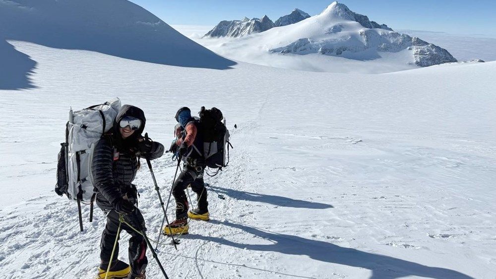 فاطمة العوضي أصغر وأول عربية تصل إلى أعلى قمة في القارة القطبية الجنوبية