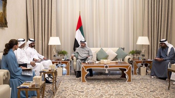 هزاع بن زايد يستقبل وفداً من الشركة العالمية القابضة ومجموعة "2 بوينت زيرو" الاستثمارية