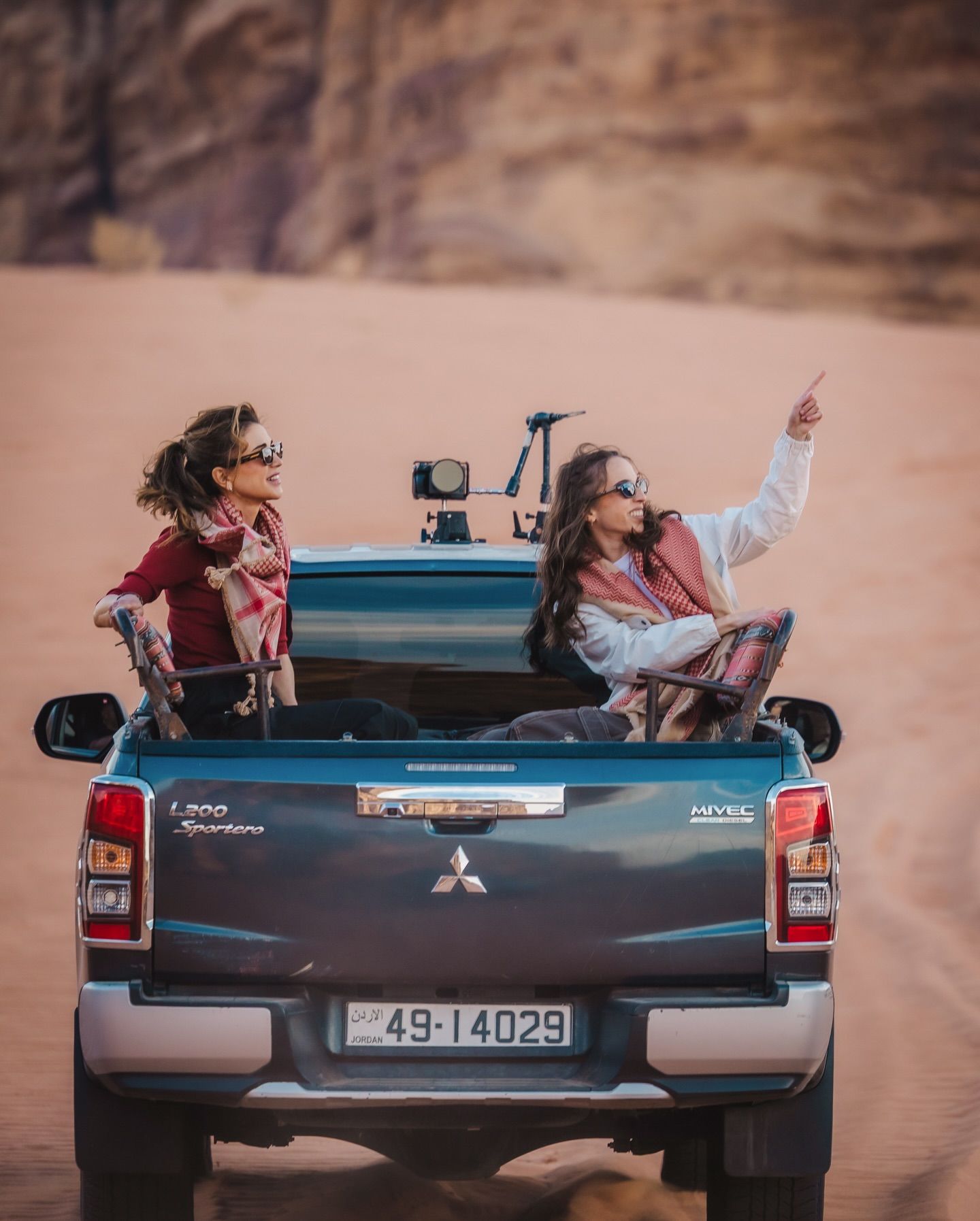 الملكة رانيا وابنتها سلمى في جولة بين سحر وادي رم… شاهدوا الصور