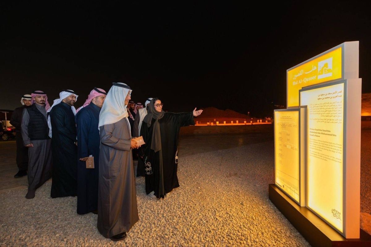 وزير السياحة يزور موسم الدرعية 26/25 ويشيد بتجاربه المتنوعة