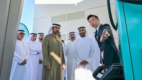 عبد العزيز بن حميد يفتتح أول محطة شحن متكاملة للمركبات الكهربائية في عجمان