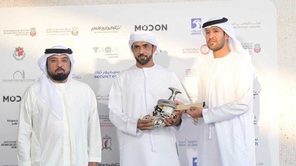 تتويج الفائزين بأشواط اللقايا في مزاينة الإبل بمهرجان الظفرة الختامي