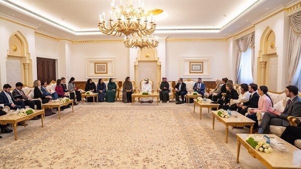 «استشاري الشارقة» يطلع وفداً أكاديمياً أميركياً على تجربته البرلمانية