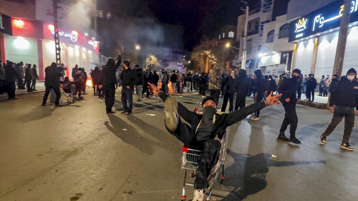 رصاص ودماء في شوارع إيران الغاضبة