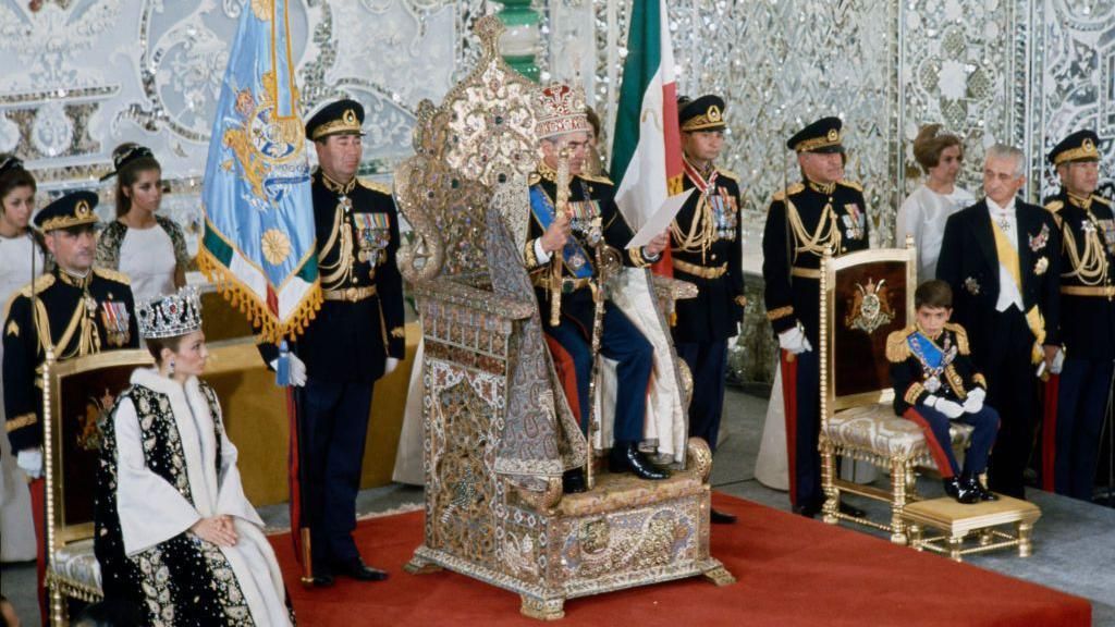 من هو رضا بهلوي، نجل آخر شاه لإيران منفي؟