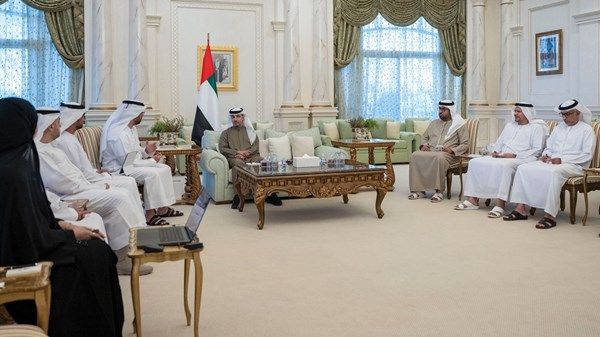 هزاع بن زايد يطلع على أبرز المشاريع الاستراتيجية لقطاعَي الطاقة والمياه في منطقة العين