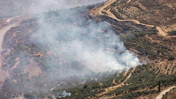 مستوطنون متطرفون يحرقون مدرسة و5 مركبات في نابلس