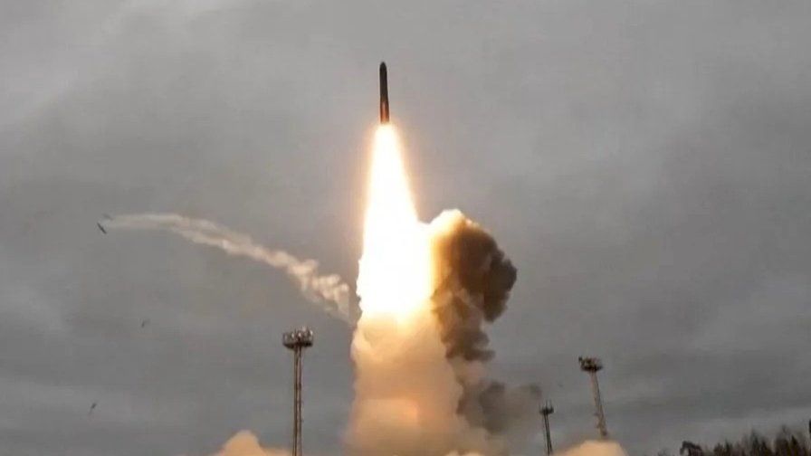 بالفيديو.. صاروخ بسرعة 13 ألف كلم/س يضرب غرب أوكرانيا