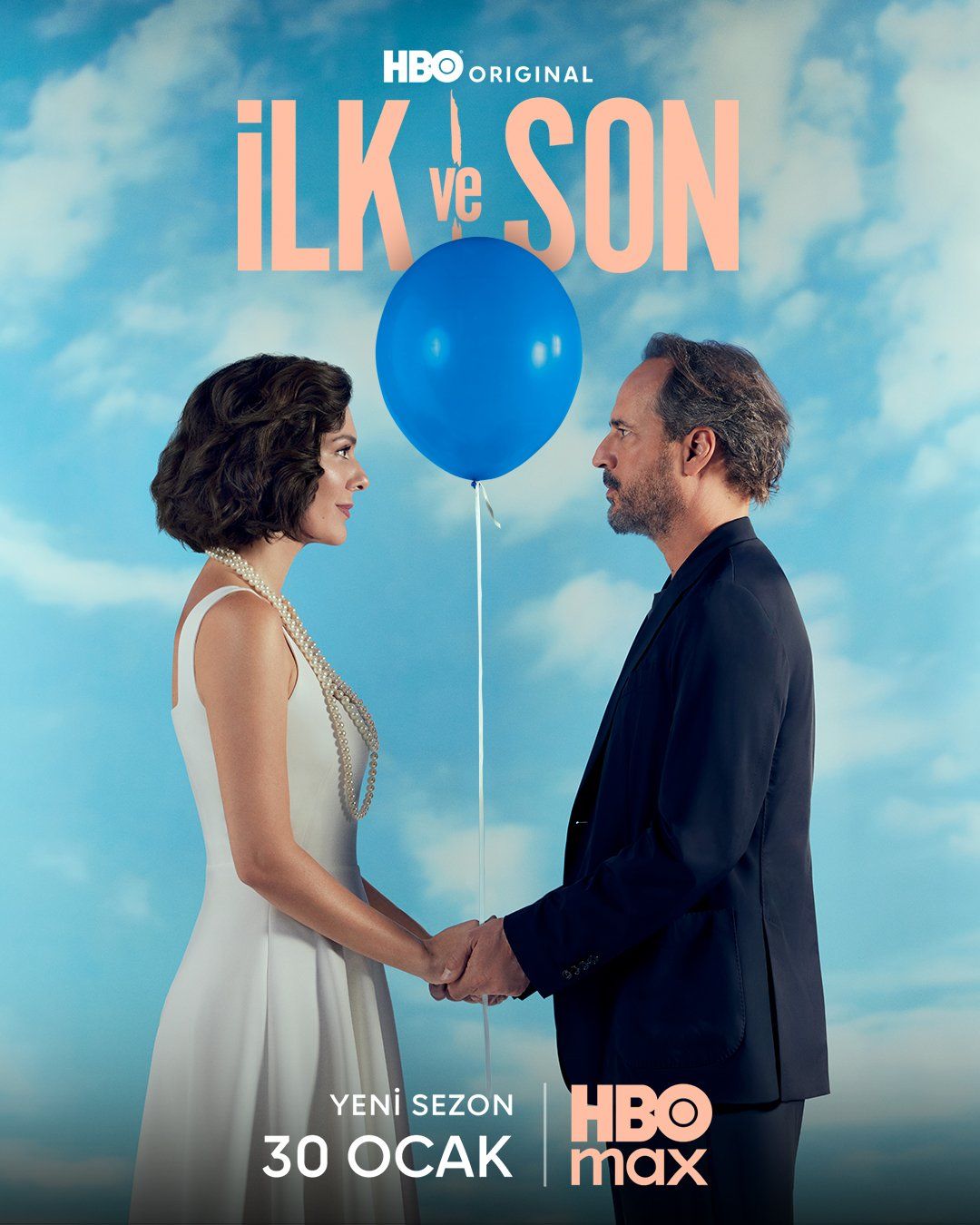 الممثلة التركية بيرجوزار كوريل تكسر صمتها حول المَشاهد الجريئة: “إسألوا الرّجال أيضًا”