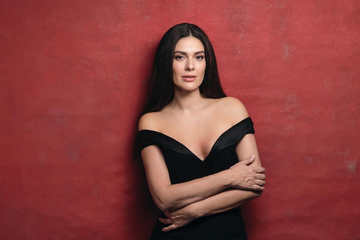 الممثلة التركية بيرجوزار كوريل تكسر صمتها حول المَشاهد الجريئة: “إسألوا الرّجال أيضًا”