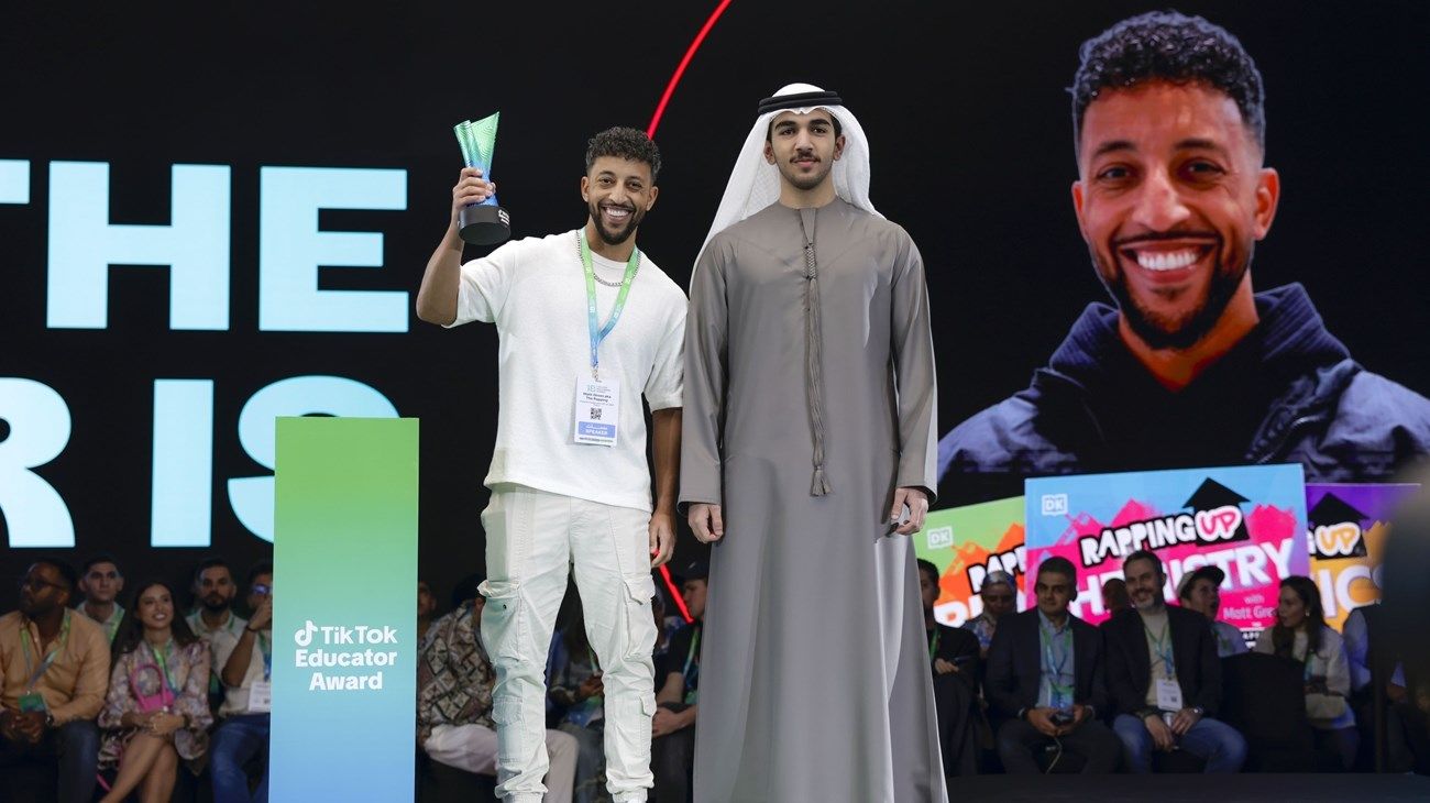 محمد بن راشد بن محمد بن راشد يكرّم الفائز بجائزة صناع المحتوى التعليمي