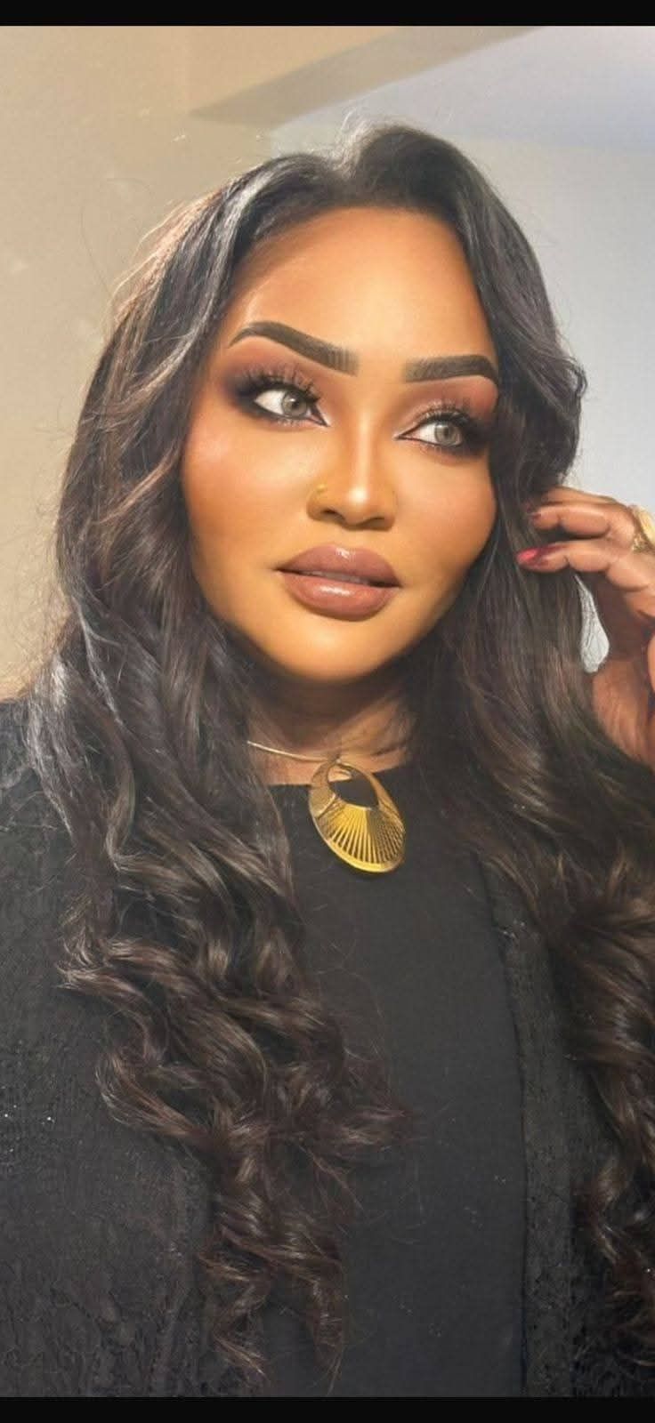 الشاعر أيمن بشير يواصل الهجوم على الصحفية فاطمة الصادق: (عامله فيها بت صغيرة ومتجوهلة وإنتي من زمن العملة بالدينار والخِدمة الإلزامية بالدفار ودُفعتك هسه بناتهم علي وضوع)