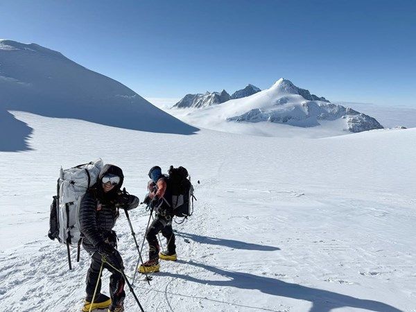 الإمارات في قلب القطبين الجنوبي والشمالي بإنجازات علمية ورحلات استكشافية تاريخية