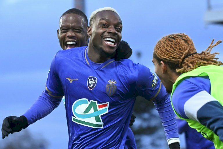 كأس فرنسا: موناكو المنقوص عدديا يتفادى أزمة جديدة