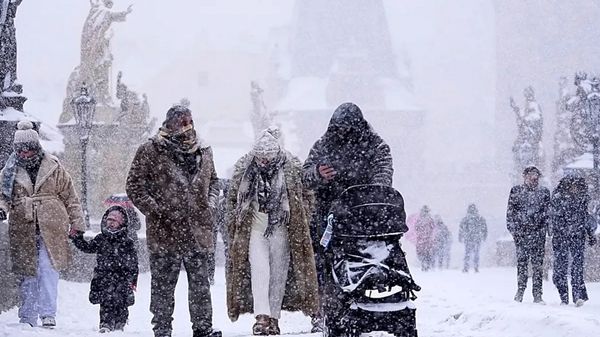 الثلوج تواصل عرقلة حركة النقل في براغ