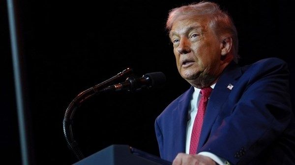 ترامب يدعو إلى وضع حد أقصى للفائدة على بطاقات الائتمان