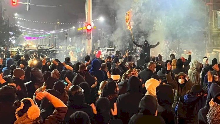 إيران تحترق.. والنظام يلوح باعدام الفاعلين (فيديو)