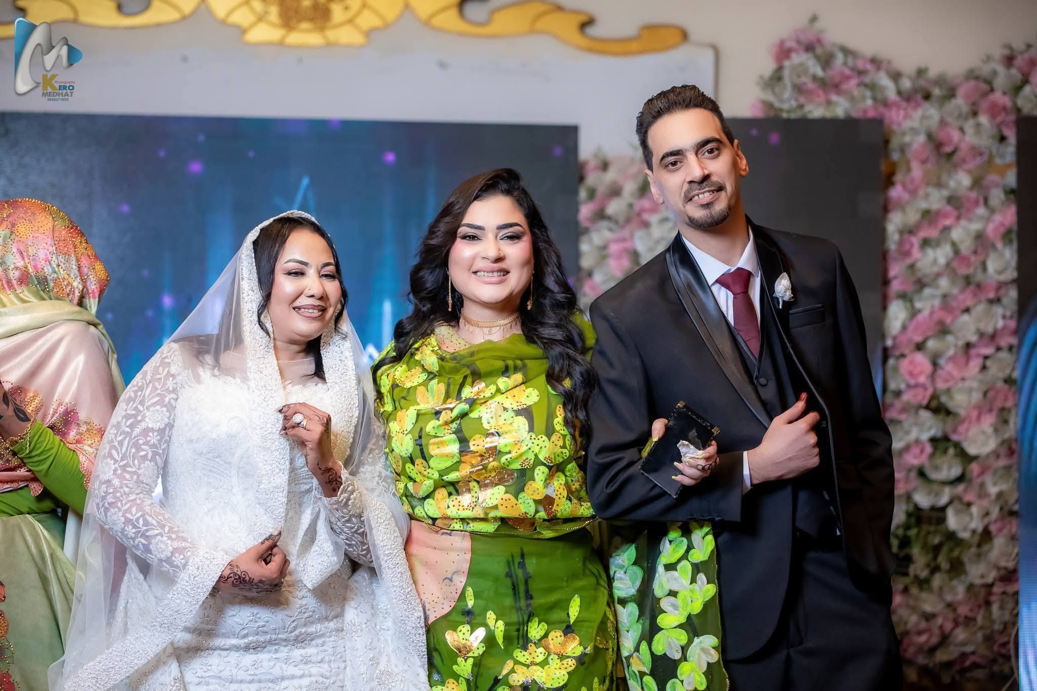 شاهد بالفيديو.. حسناء الفن السوداني “مونيكا” تشعل حفل زواج شقيقها “مايكل” بوصلة رقص مثيرة