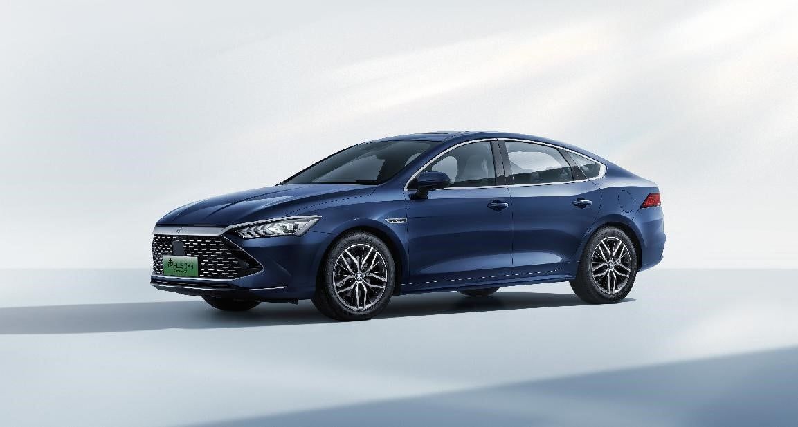 الكهرباء تدخل السوق العراقي: صعود السيارات الهجينة وبدايات المركبات الكهربائية