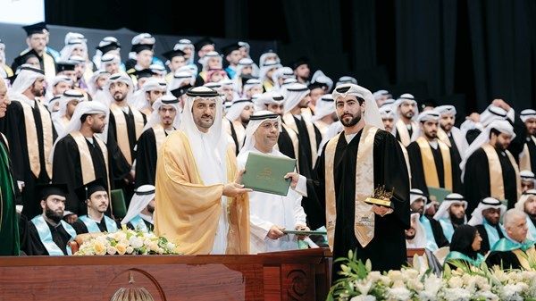 سلطان بن أحمد القاسمي يشهد حفل تخريج طلاب درجة البكالوريوس بجامعة الشارقة