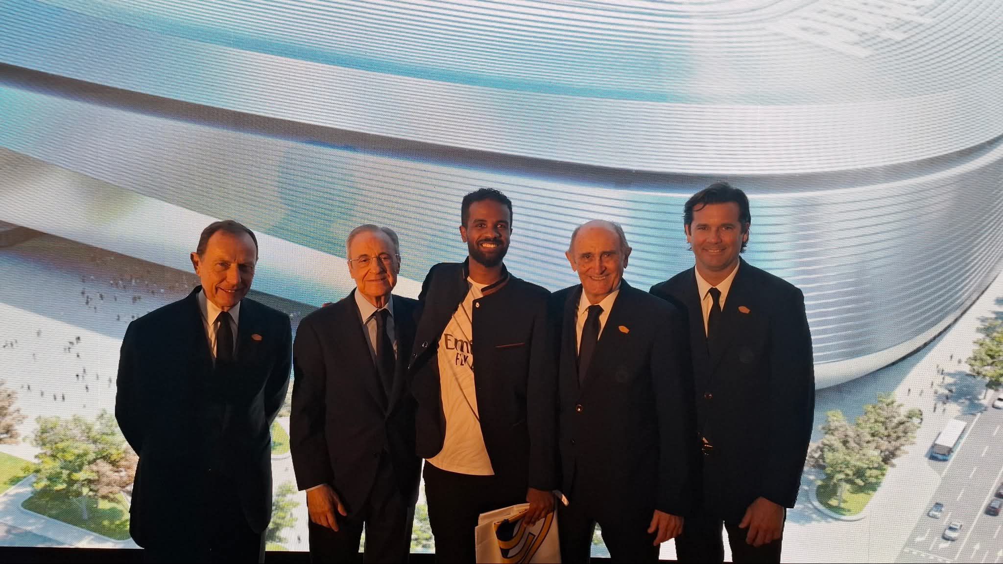 شاهد بالصورة والفيديو.. رئيس نادي ريال مدريد الإسباني “بيريز” يستقبل شاب سوداني بالأحضان ويعانقه في لقطة فريدة تعرف على التفاصل كاملة