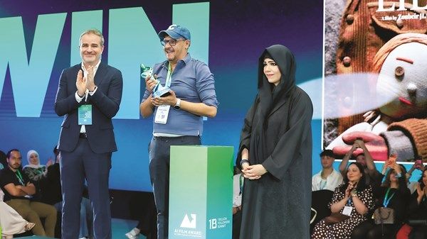 لطيفة بنت محمد تكرّم المخرج زبير الجلاصي عن فيلمه «ليلي»