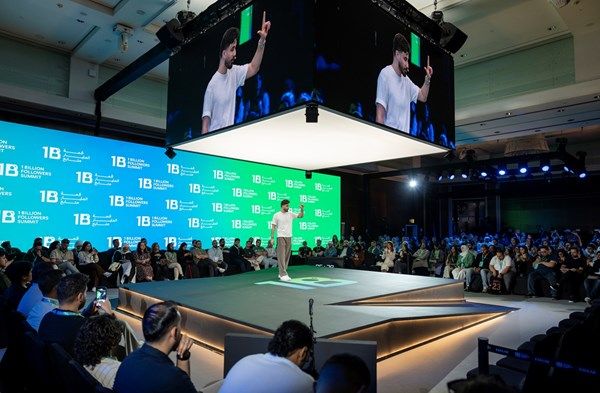 جلسة في "قمة المليار متابع" تناقش كيفية إعادة بناء الحضور الرقمي