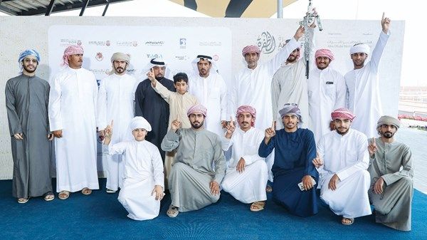 تتويج الفائزين بأشواط الإيذاع في مزاينة الإبل بمهرجان الظفرة