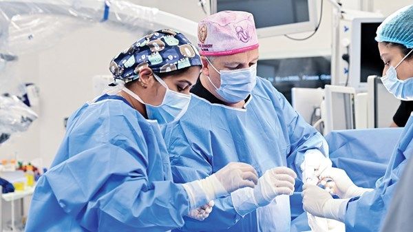 أبوظبي.. ريادة في الجراحات الدقيقة للأجنة والرضع