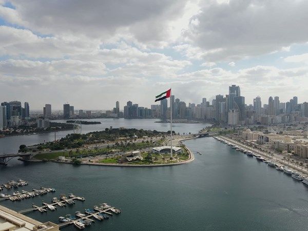 الجهات المختصة بالشارقة تتابع انقطاع التيار الكهربائي عن مناطق في الإمارة