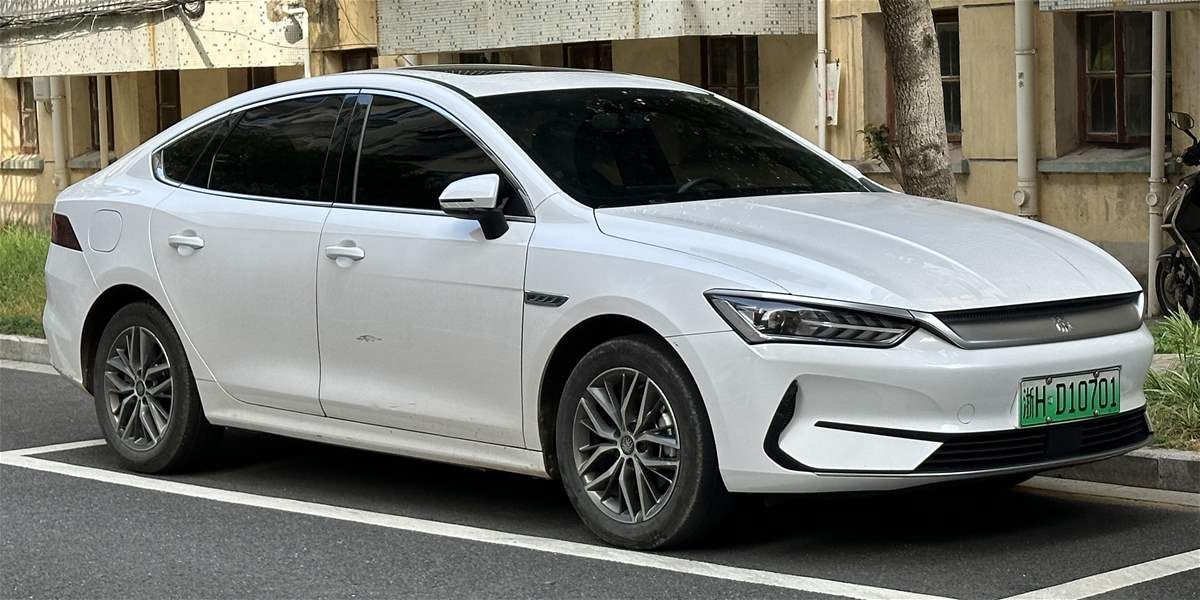 الكهرباء تدخل السوق العراقي: صعود السيارات الهجينة وبدايات المركبات الكهربائية