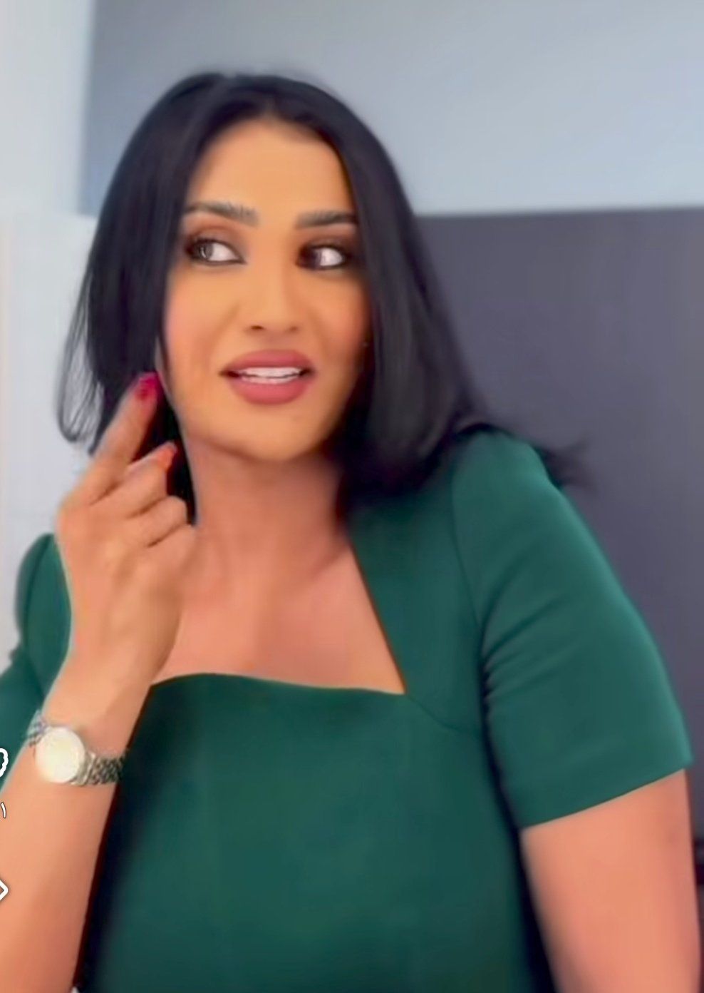 شاهد بالصورة والفيديو.. المذيعة المغضوب عليها داخل مواقع التواصل “تسابيح خاطر” تعود لإثارة الجدل بفستان أخضر مثير وتستعرض على أنغام (يلعن الشوق خلاك ذبلان)