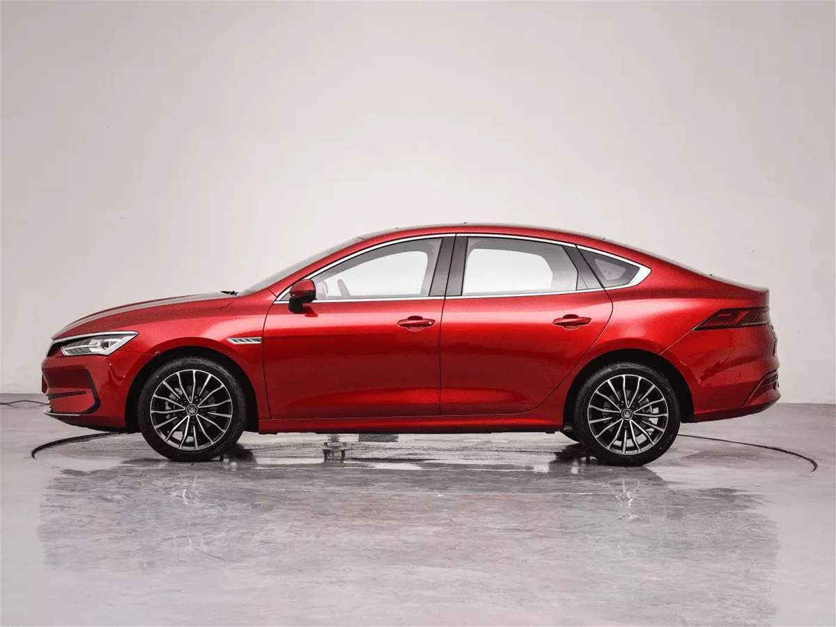 الكهرباء تدخل السوق العراقي: صعود السيارات الهجينة وبدايات المركبات الكهربائية