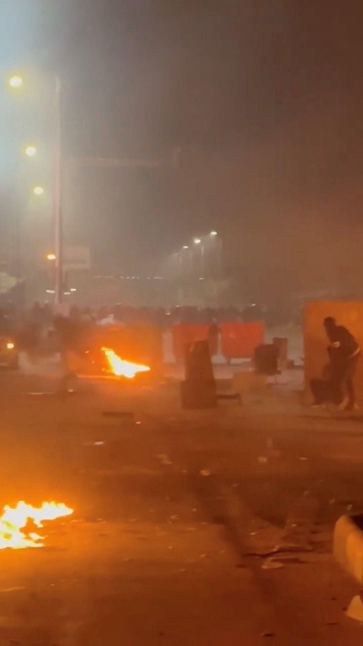 ترامب يدرس "خيارات في غاية القوة" في إيران، وطهران تعلن الحداد ثلاثة أيام