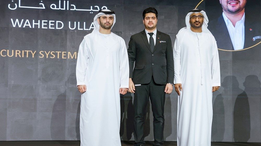 منصور بن محمد يكرّم الفائزين بـ «جائزة الاحتراف والتميز الأمني»