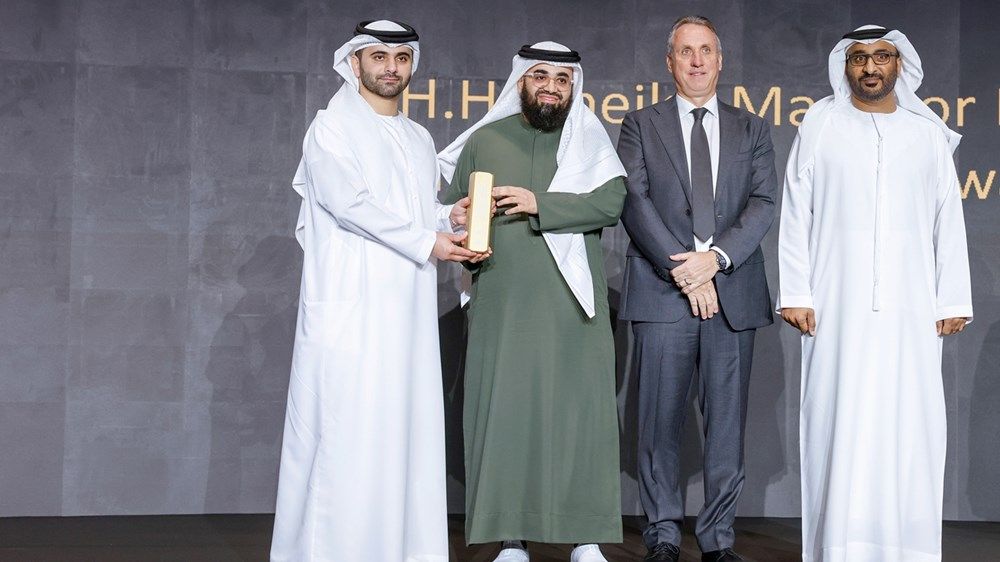 منصور بن محمد يكرّم الفائزين بـ «جائزة الاحتراف والتميز الأمني»