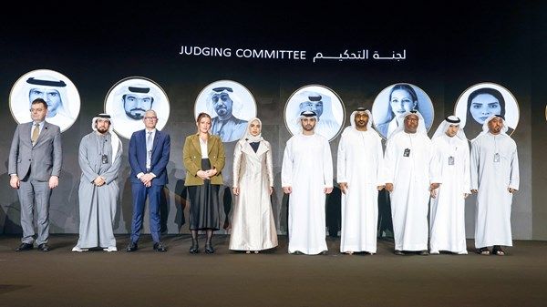 منصور بن محمد يكرّم الفائزين بـ «جائزة الاحتراف والتميز الأمني»