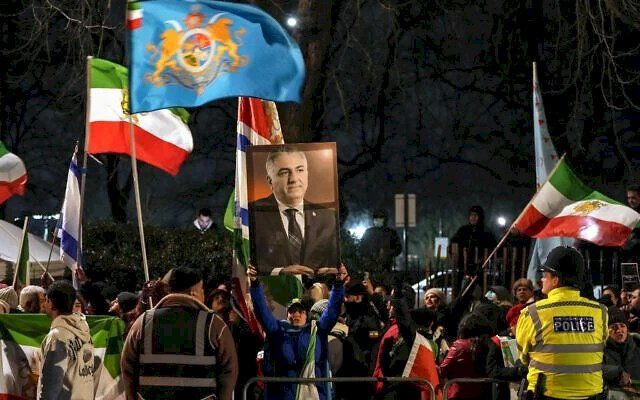 نجل الشاه يخيّر الأمن الإيراني بين "الأمة والقتلة"