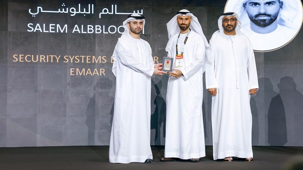 منصور بن محمد يكرّم الفائزين بـ «جائزة الاحتراف والتميز الأمني»