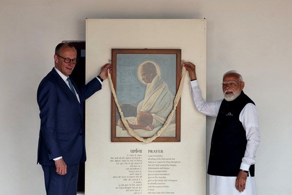 رئيس الوزراء الهندي يستقبل ميرتس في نصب غاندي التذكاري