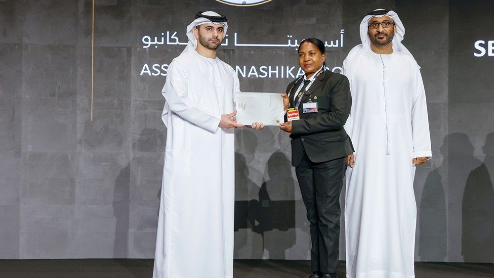 منصور بن محمد يكرّم الفائزين بـ «جائزة الاحتراف والتميز الأمني»